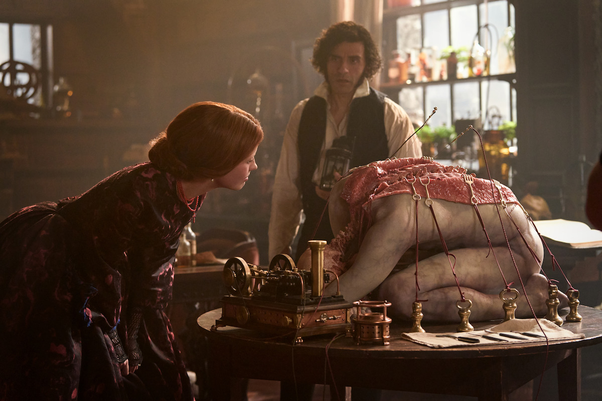 Mia Goth as Elizabeth and Oscar Isaac as Victor Frankenstein in Frankenstein.