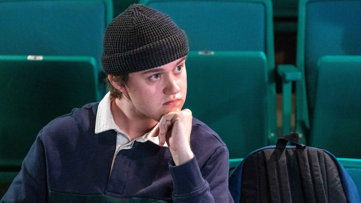 Connor Stanhope nei panni di Danny Walter seduto in un auditorium nella prima stagione di "My Life with the Walter Boys"