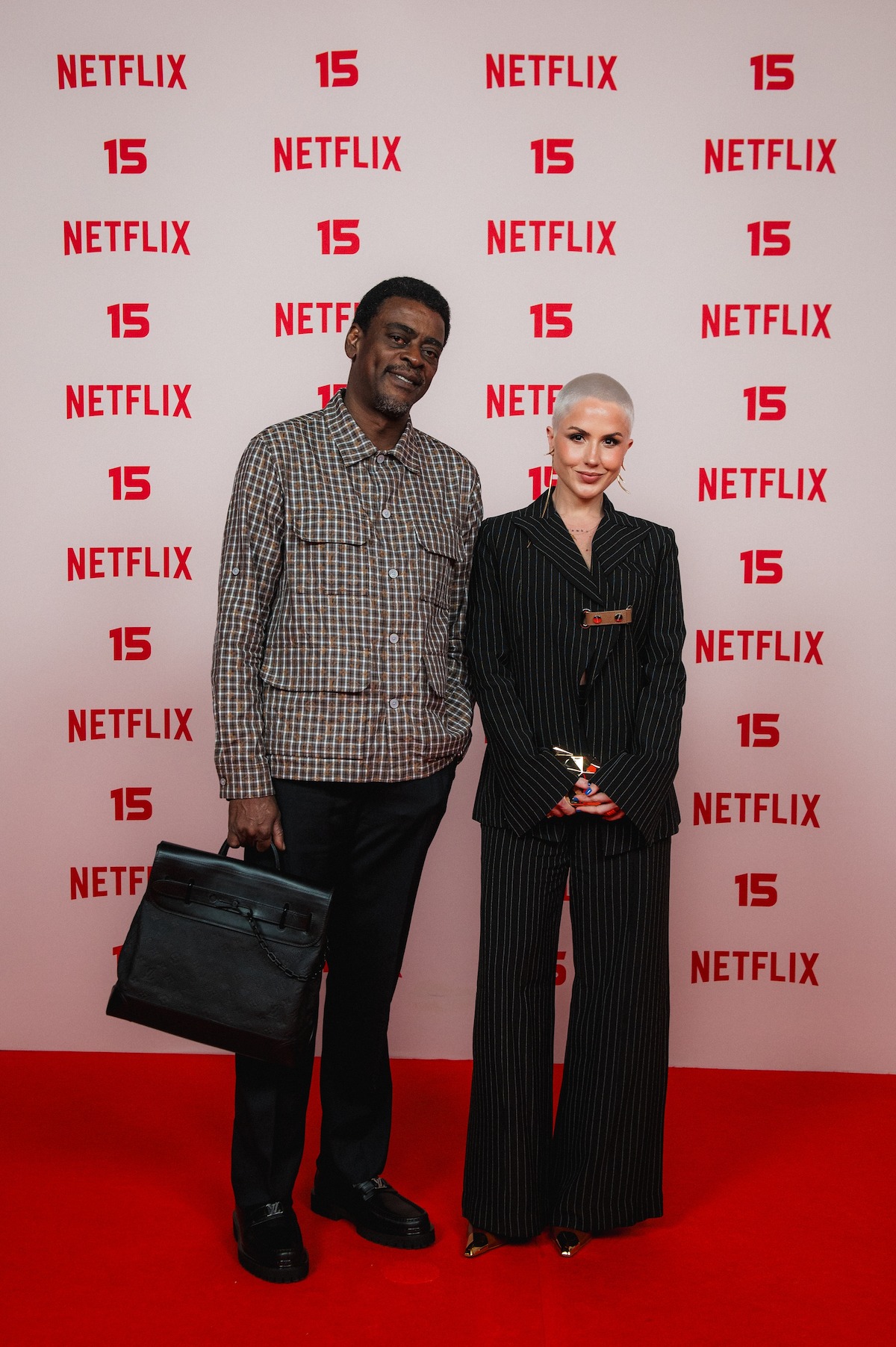 Seu Jorge e Karina Barbieri posa para foto no tapete vermelho