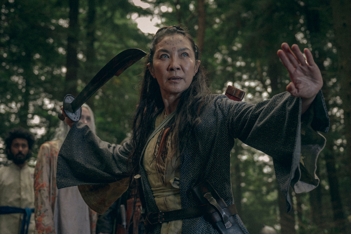 Scían (Michelle Yeoh) holding a sword, ready to do battle.