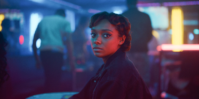 Sophie Wilde as Mia sits in a pub in Season 1 of 'Everything Now.'