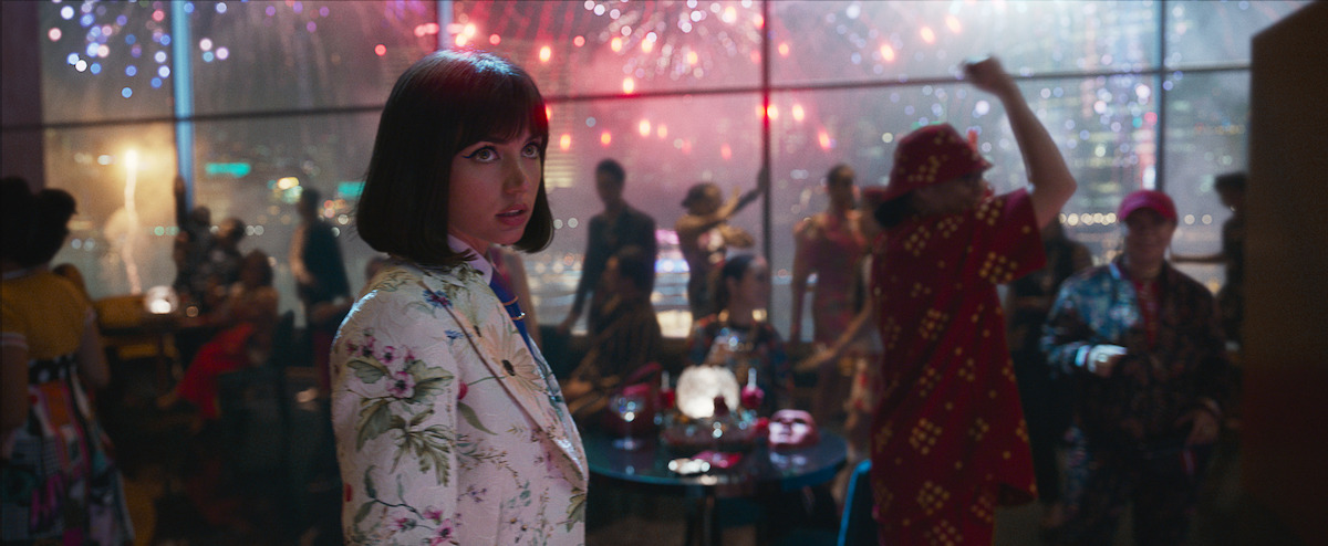 Ryan Gosling and Chris Evans Play Spy Games in new ‘The Gray Man’ Photos
