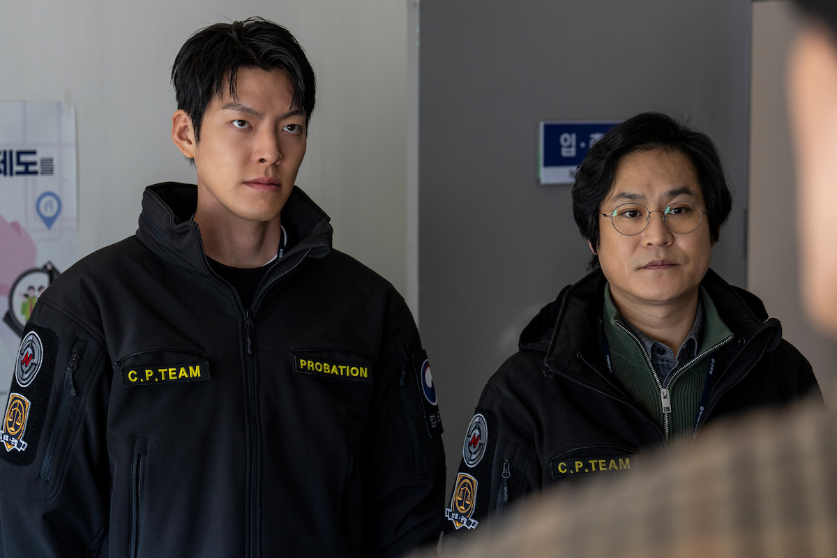 Kim Woo-bin as Lee Jeong-do and Kim Sung-kyun as Kim Seon-min stand in matching officer jackets in the film ‘Officer Black Belt.’
