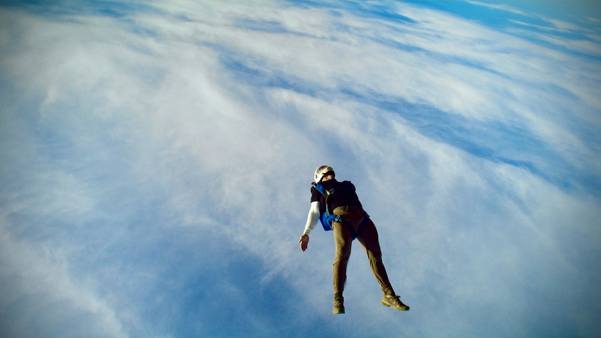 Gabriel Basso of ‘The Night Agent’ training for his epic blimp stunt