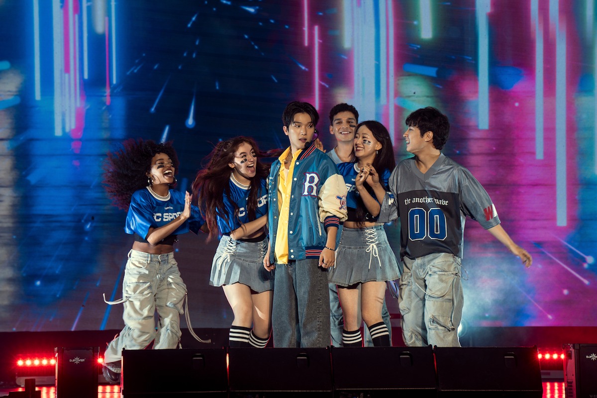 Regan Aliyah as Juliana Porter, Anna Cathcart as Kitty Song Covey, Minyeong Choi as Dae Heon Kim, Anthony Keyvan as Quincy 'Q' Shabazian, Gia Kim as Yuri Han, and Joshua Hyunho Lee as Jin performing on stage in Season 2 of ‘XO, Kitty’.