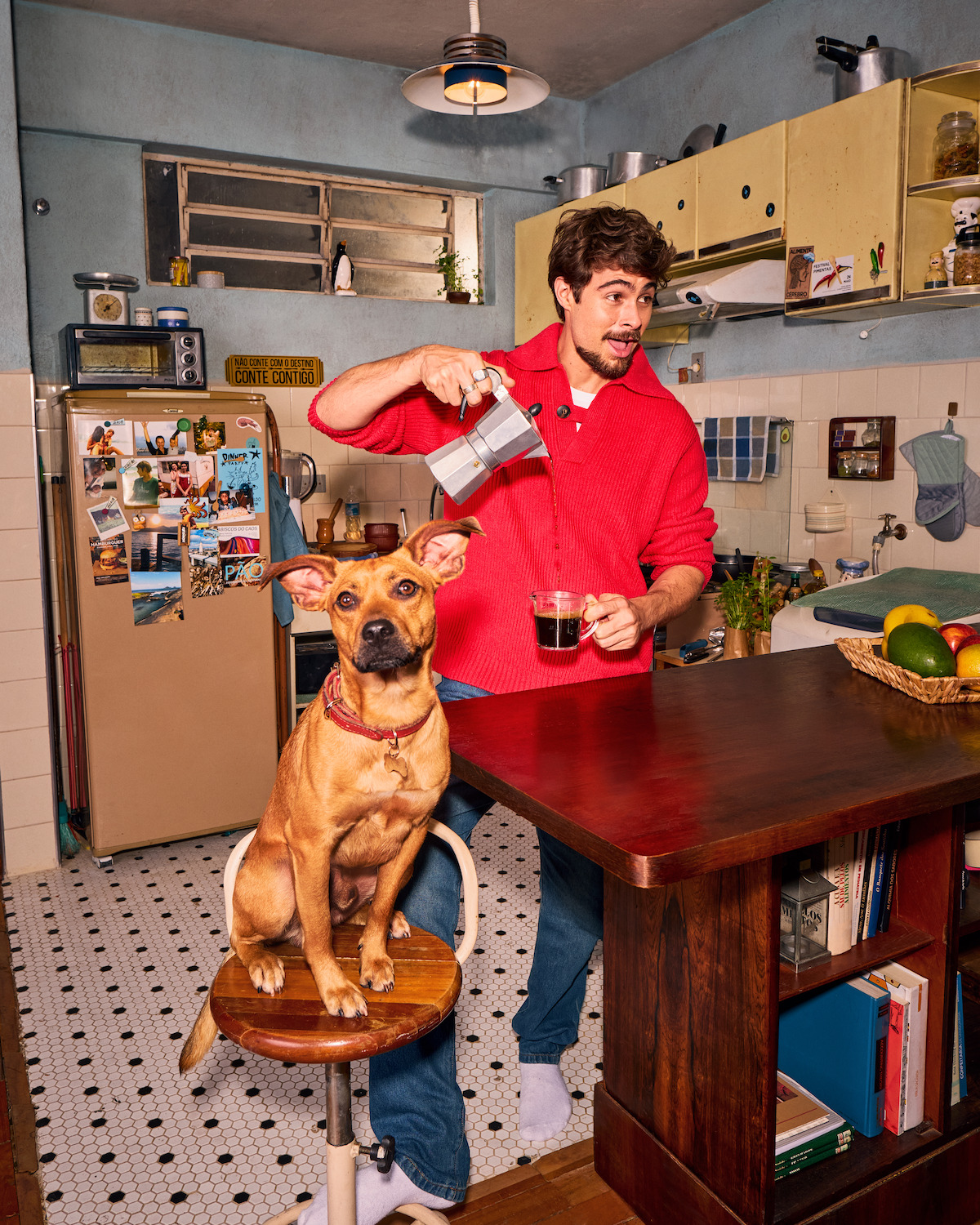 Rafa Vitti e Caramelo posam para fotos em uma cozinha