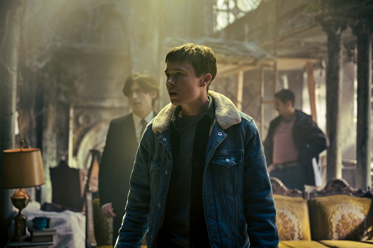 Aidan Gallagher as Number Five, Elliot Page as Viktor Hargreeves, David Castañeda as Diego Hargreeves in Episode 402 of ‘The Umbrella Academy’