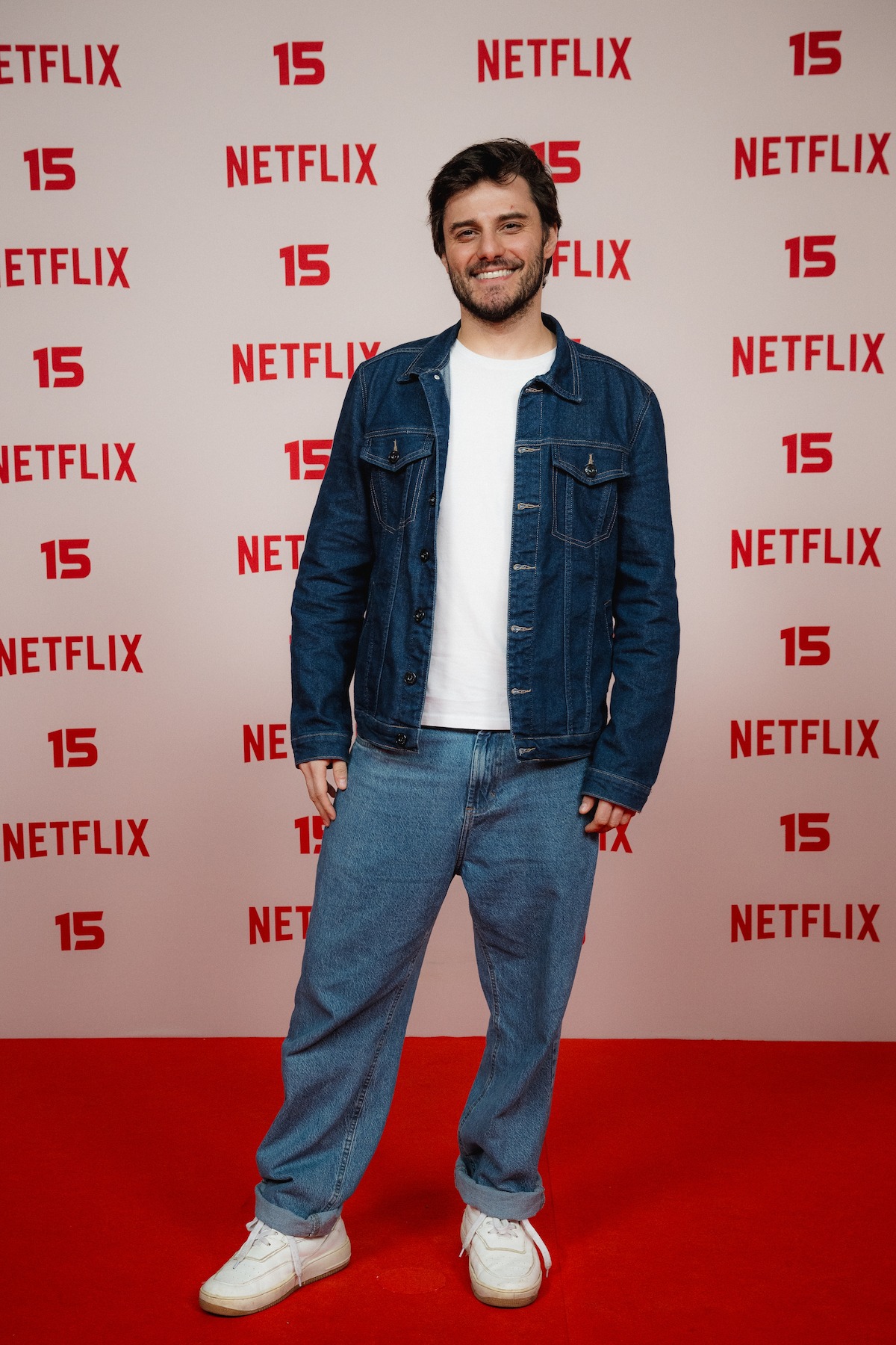 Hugo Bonemer em foto no tapete vermelho