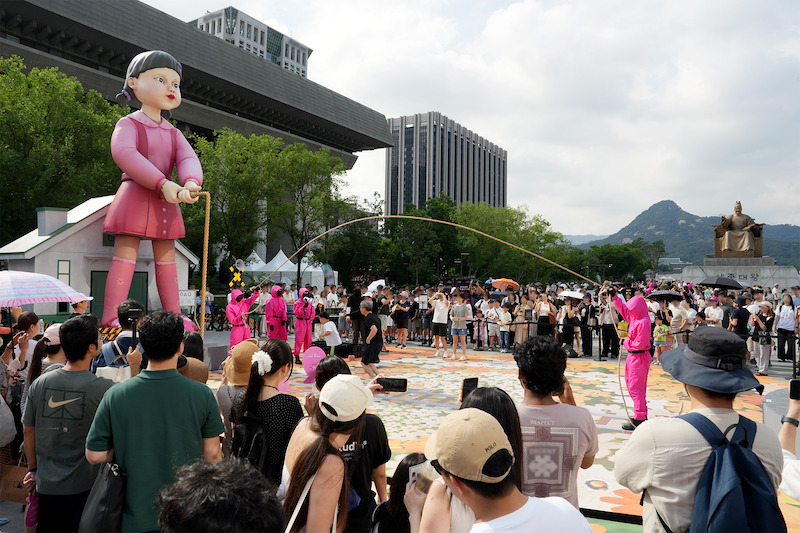 Fans compete during a 'Squid Game' Season 3 Gwanghwamun event in Seoul.