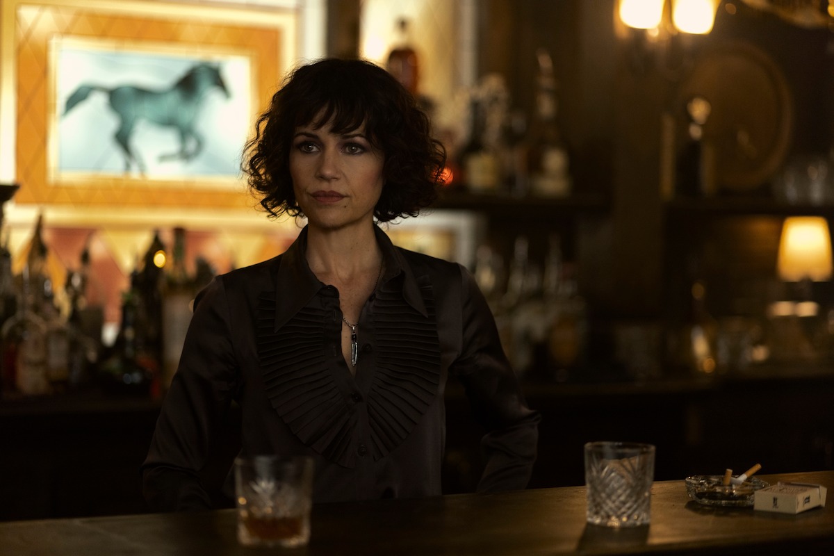 Carla Gugino como Verna em A QUEDA DA CASA DE USHER (THE FALL OF