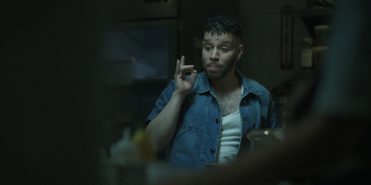 Robin de Jesús como Tony en 'Black Rabbit'.