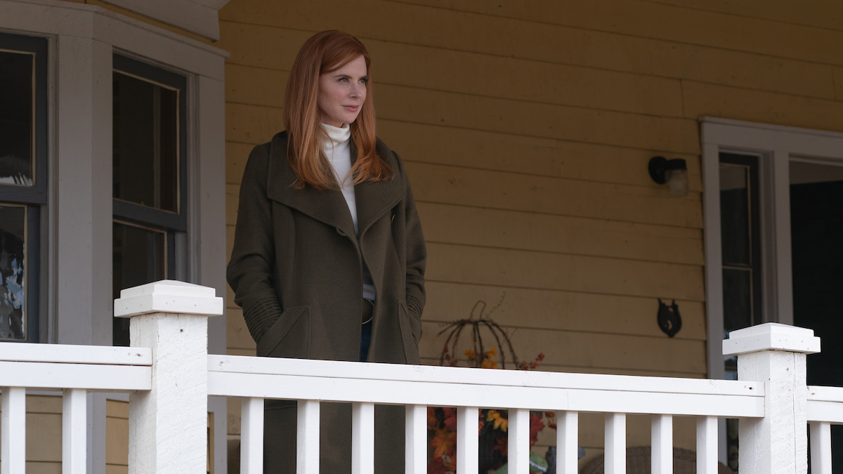 Sarah Rafferty nei panni di Katherine in piedi sotto un portico nella prima stagione di "La mia vita con i Walter Boys"