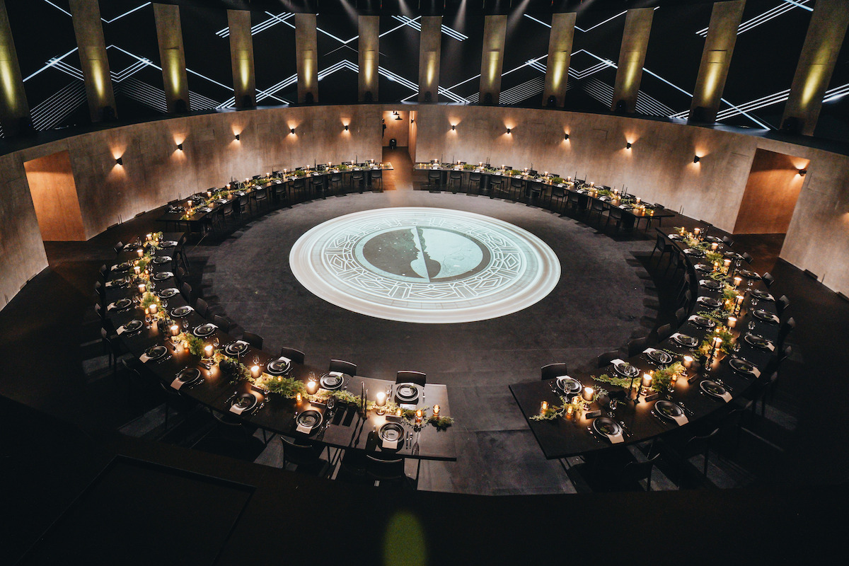 A massive round dining table in 'Culinary Class Wars'.