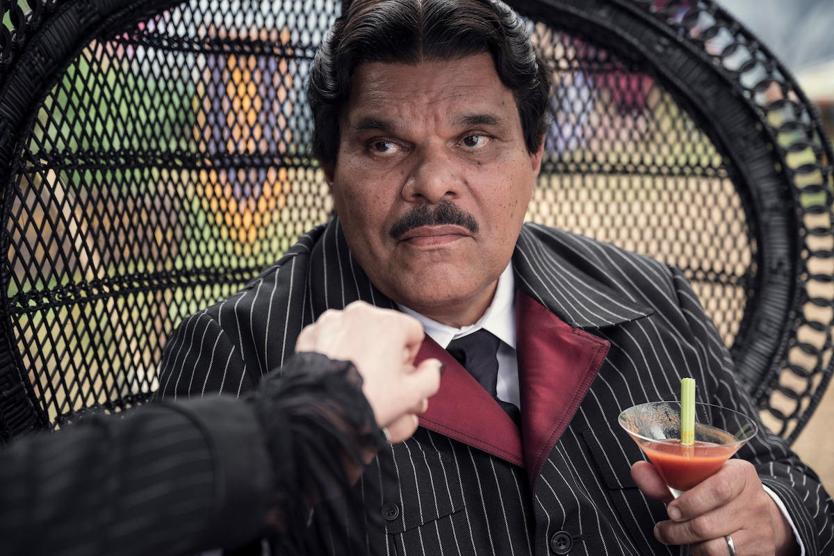 Conheça o elenco e personagens de Wandinha Temporada 2 A segunda temporada de Wandinha finalmente chegou à Netflix trazendo ainda mais mistério, humor sombrio e novos rostos para agitar a Nevermore Academy. Entre o retorno de personagens icônicos da família Addams e a estreia de figuras enigmáticas que prometem virar a vida de Wandinha de cabeça para baixo, a trama mergulha em intrigas sobrenaturais, conflitos familiares e segredos mortais. Luis Guzmán as Gomez Addams in Season 2 of ‘Wednesday’