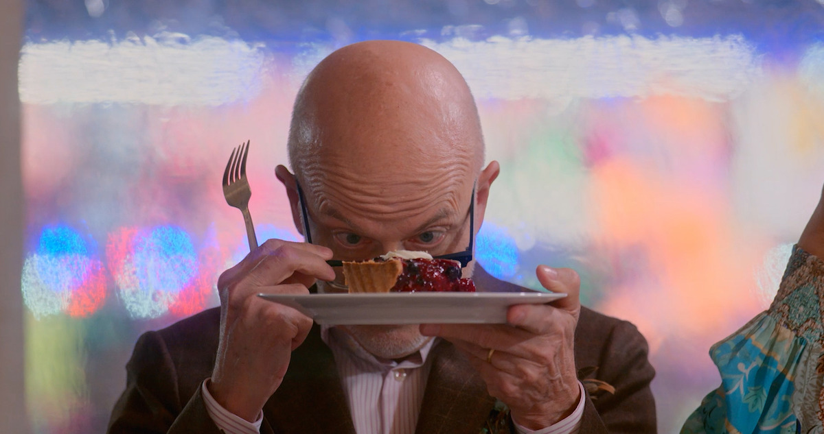  Bill Yosses examines a dessert.