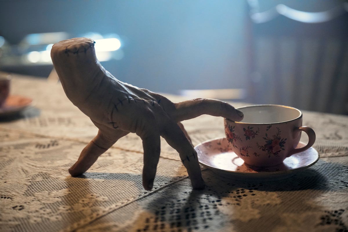 Conheça o elenco e personagens de Wandinha Temporada 2 A segunda temporada de Wandinha finalmente chegou à Netflix trazendo ainda mais mistério, humor sombrio e novos rostos para agitar a Nevermore Academy. Entre o retorno de personagens icônicos da família Addams e a estreia de figuras enigmáticas que prometem virar a vida de Wandinha de cabeça para baixo, a trama mergulha em intrigas sobrenaturais, conflitos familiares e segredos mortais. Victor Dorobantu as Thing in Season 2 of ‘Wednesday’