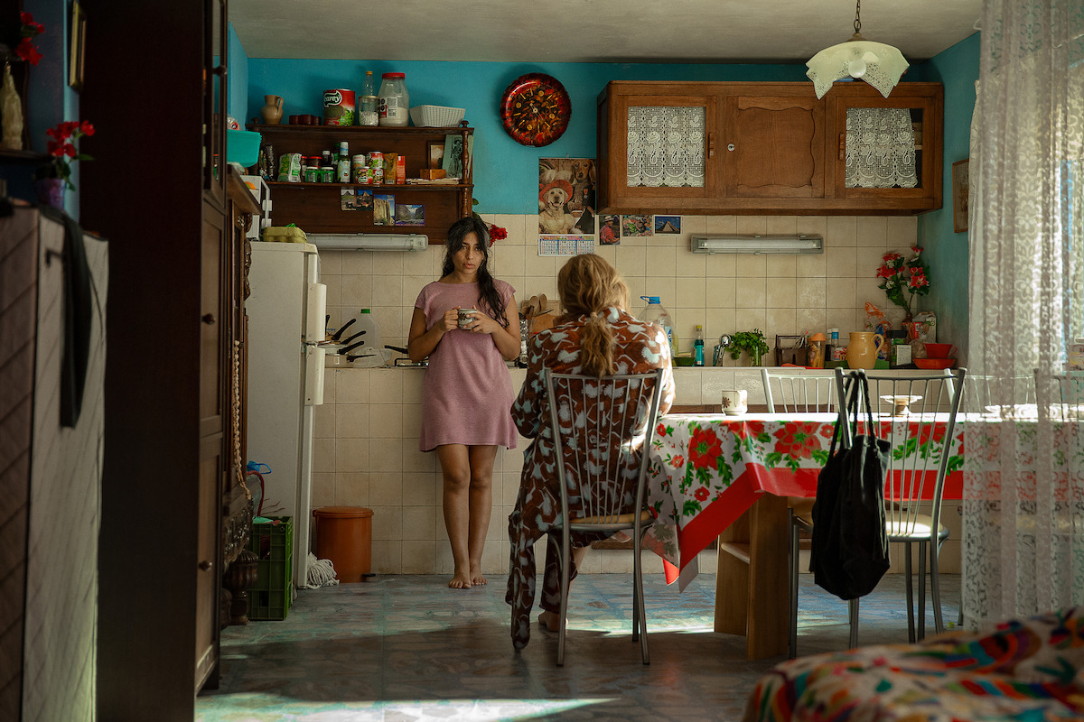 Epifanía (Adriana Paz) and Emilia Pérez (Karla Sofía Gascón)