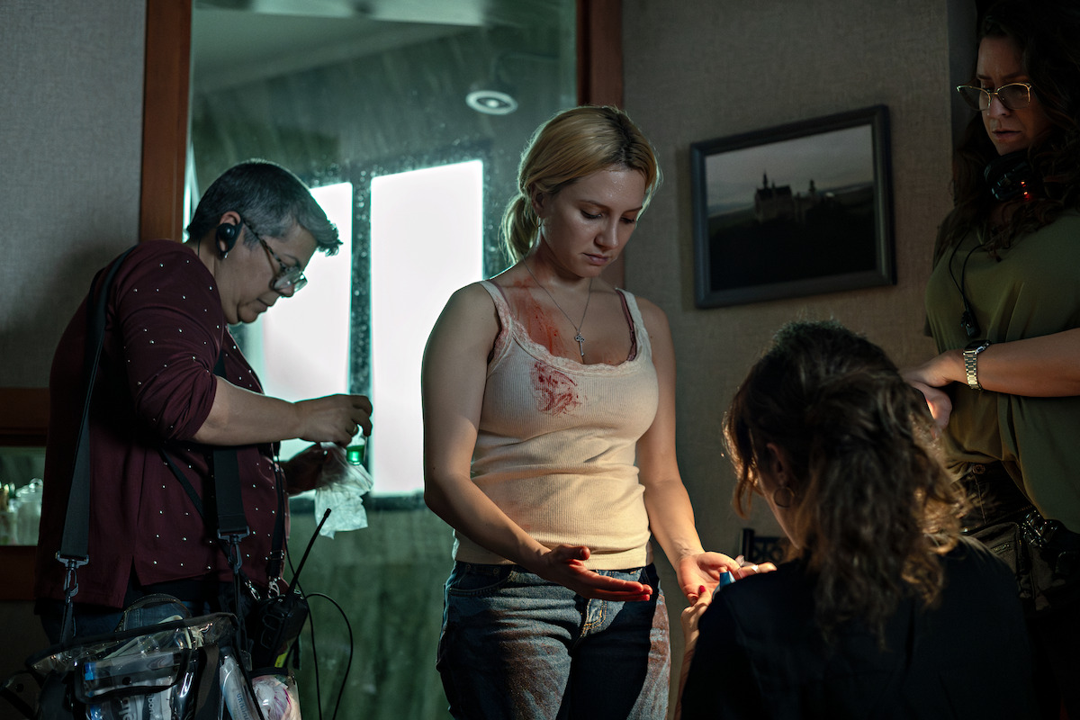 Behind-the-scenes footage of Lorena Comparato getting into character as Elize Matsunaga