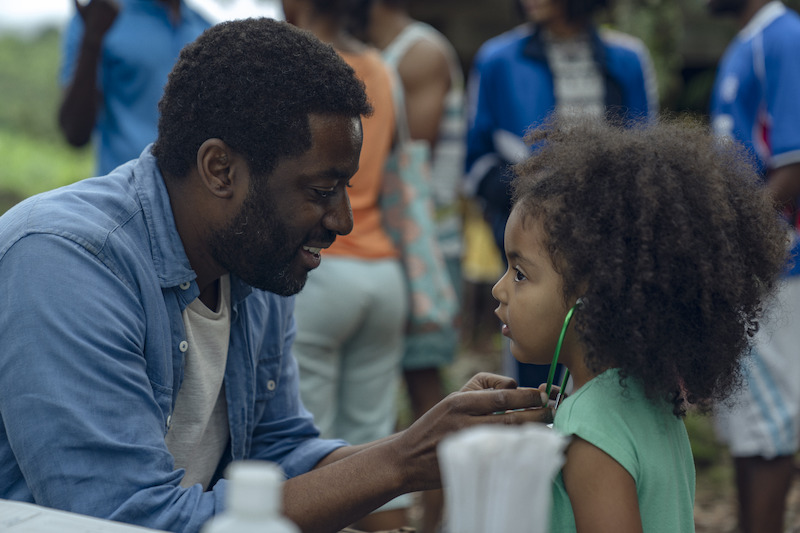 Alex, médico, atendiendo a una niña durante labores humanitarias