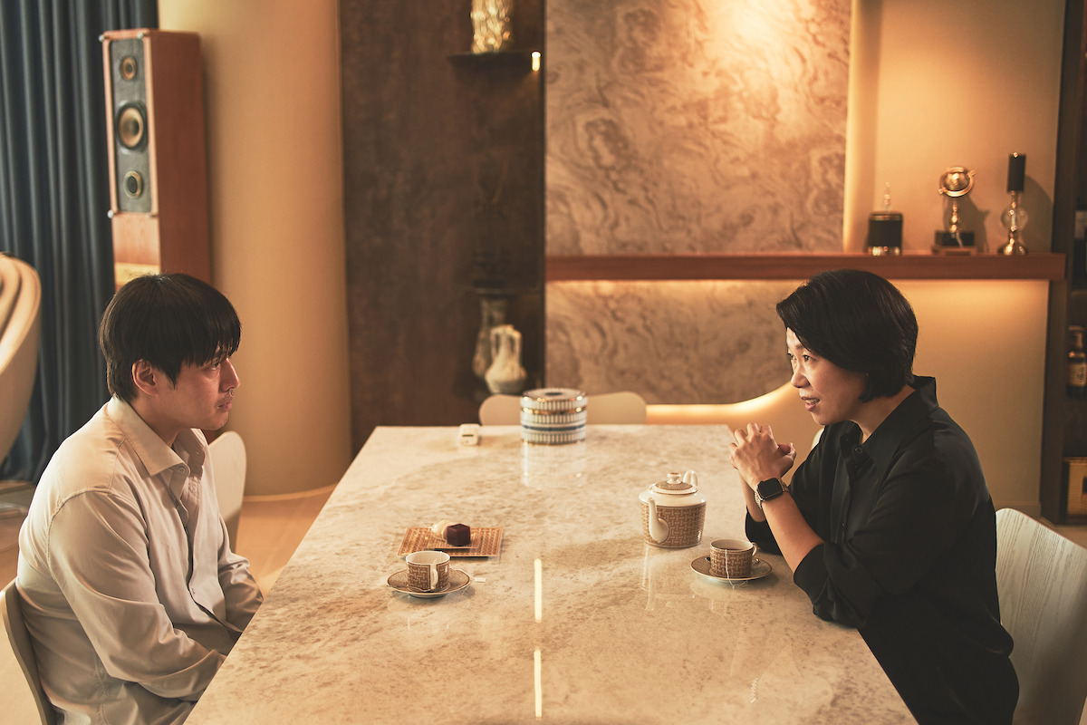 Kang Ha-neul as Woo-sung and Yeom Hye-ran as Eun-hwa in ‘Wall to Wall’