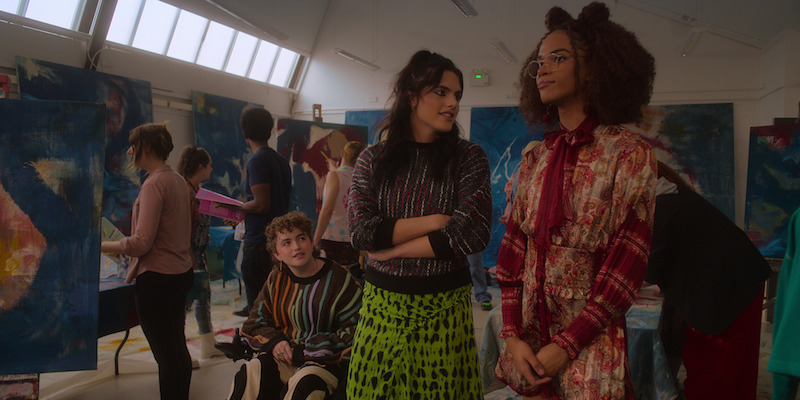 Yasmin Finney como Elle em uma sala de artes na temporada 2 de ‘Heartstopper’