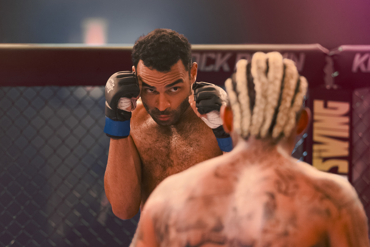 Dois lutadores, interpretados por Vinícius Neri e MC Cabelinho, se enfrentam num octógono de MMA