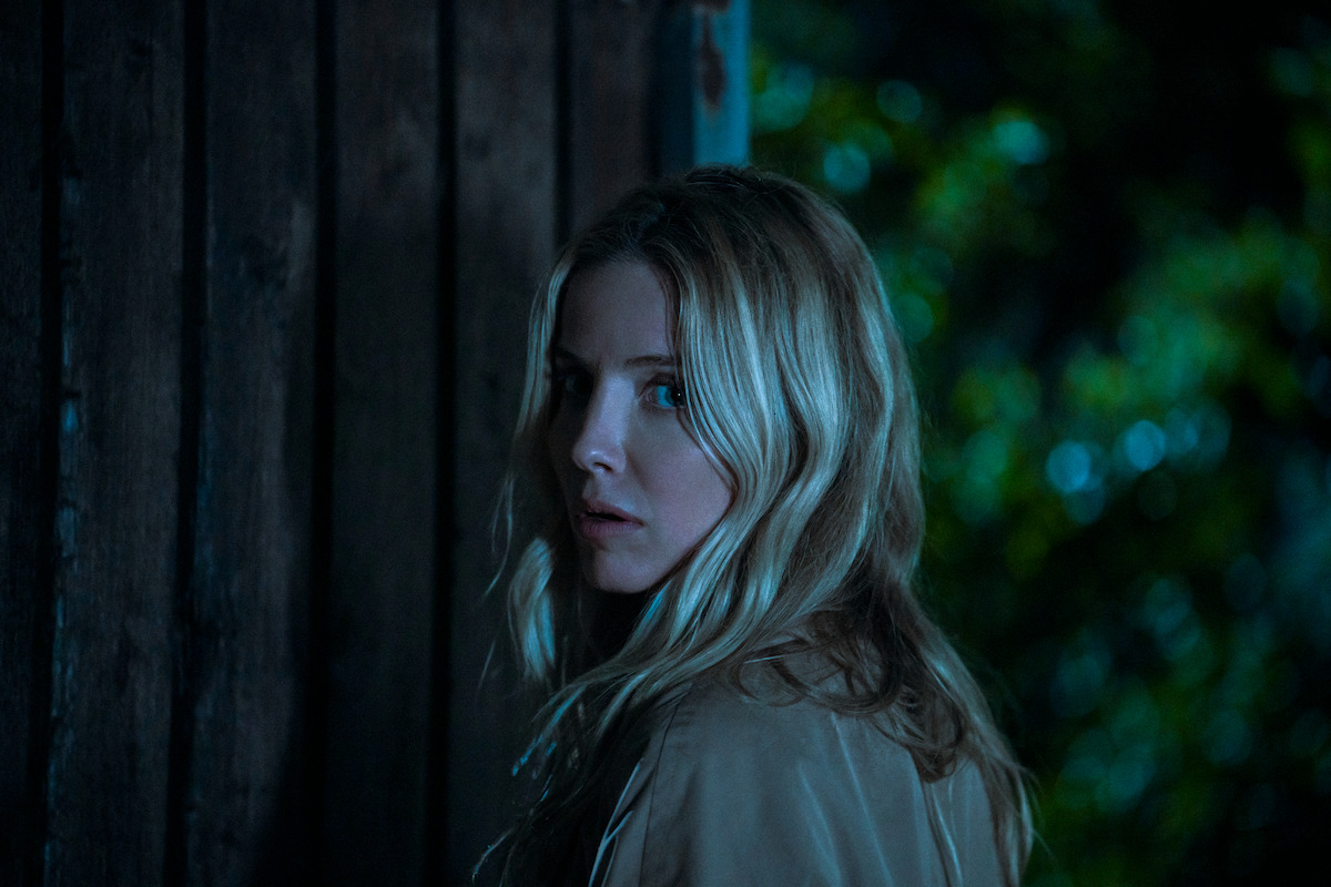 Annabelle Wallis mentre Elena guarda alle sue spalle nella notte nel film 