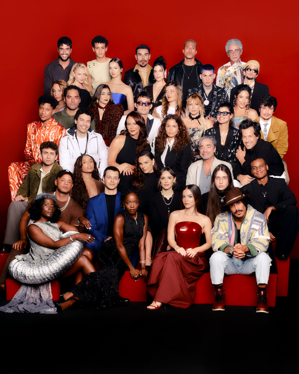 Grupo de artistas reunidos na festa de 15 anos da Netflix no Brasil
