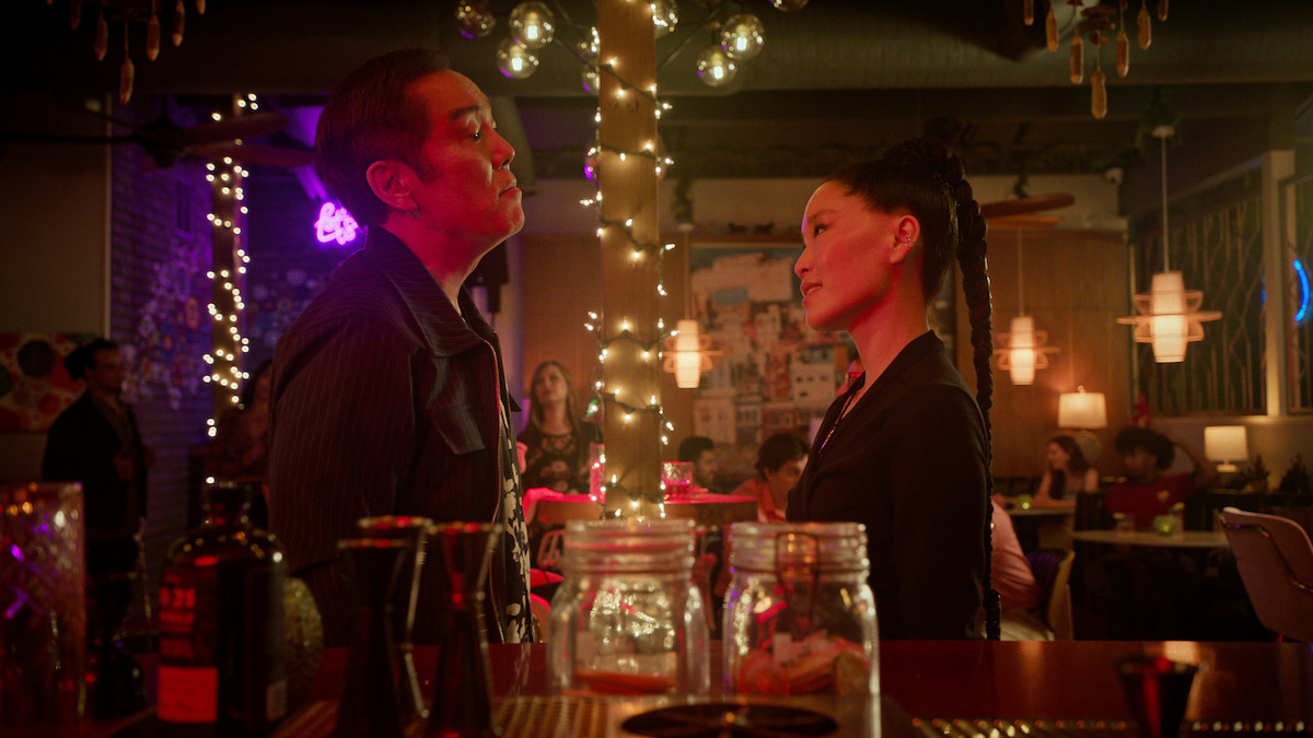 Yuji Okumoto dans le rôle de Chozen et Alicia Hannah-Kim dans le rôle de Kim Da-Eun s'affrontent dans un restaurant dans la saison 6 de « Cobra Kai ».