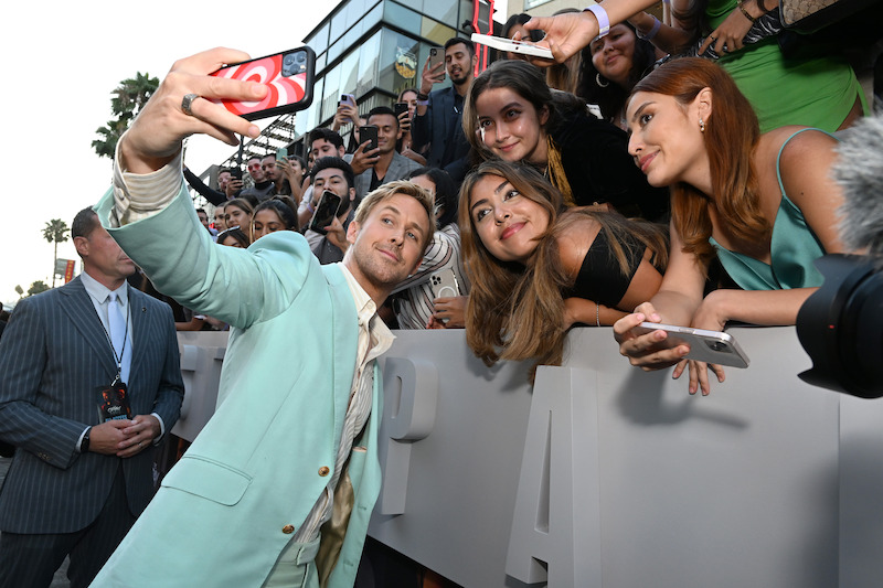 Ryan Gosling snaps a selfie with a very lucky fan at ‘The Gray Man’ premiere in Hollywood - The Gray Man Premiere