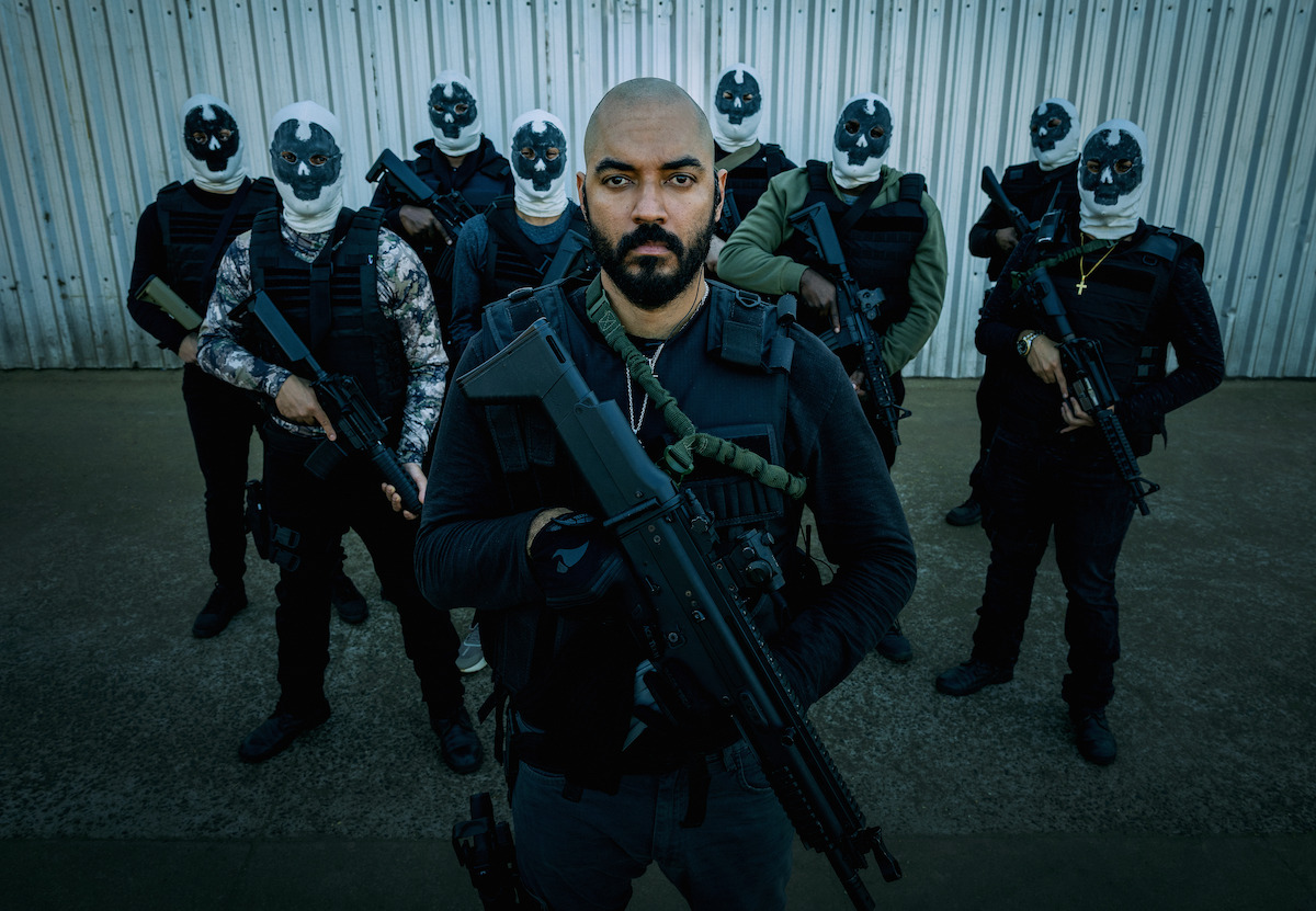 Grupo de homens posa representando uma quadrilha da série ‘DNA do Crime’