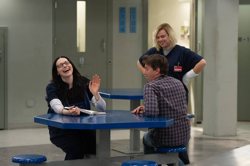 (L to R) Laura Prepon as Alex, Andrew McCarthy (Director) on the set of Orange Is The New Black Season 6. C