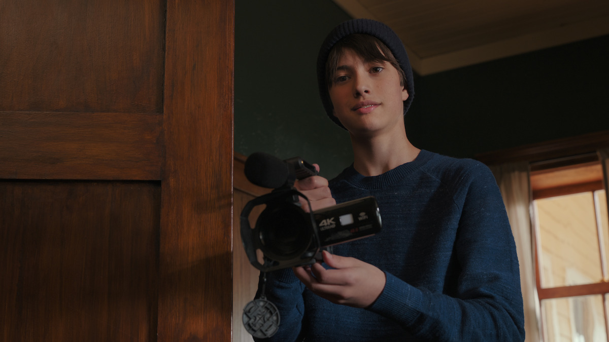 Dean Petriw nei panni di Jordan tiene in mano una videocamera nella prima stagione di "My Life with the Walter Boys"