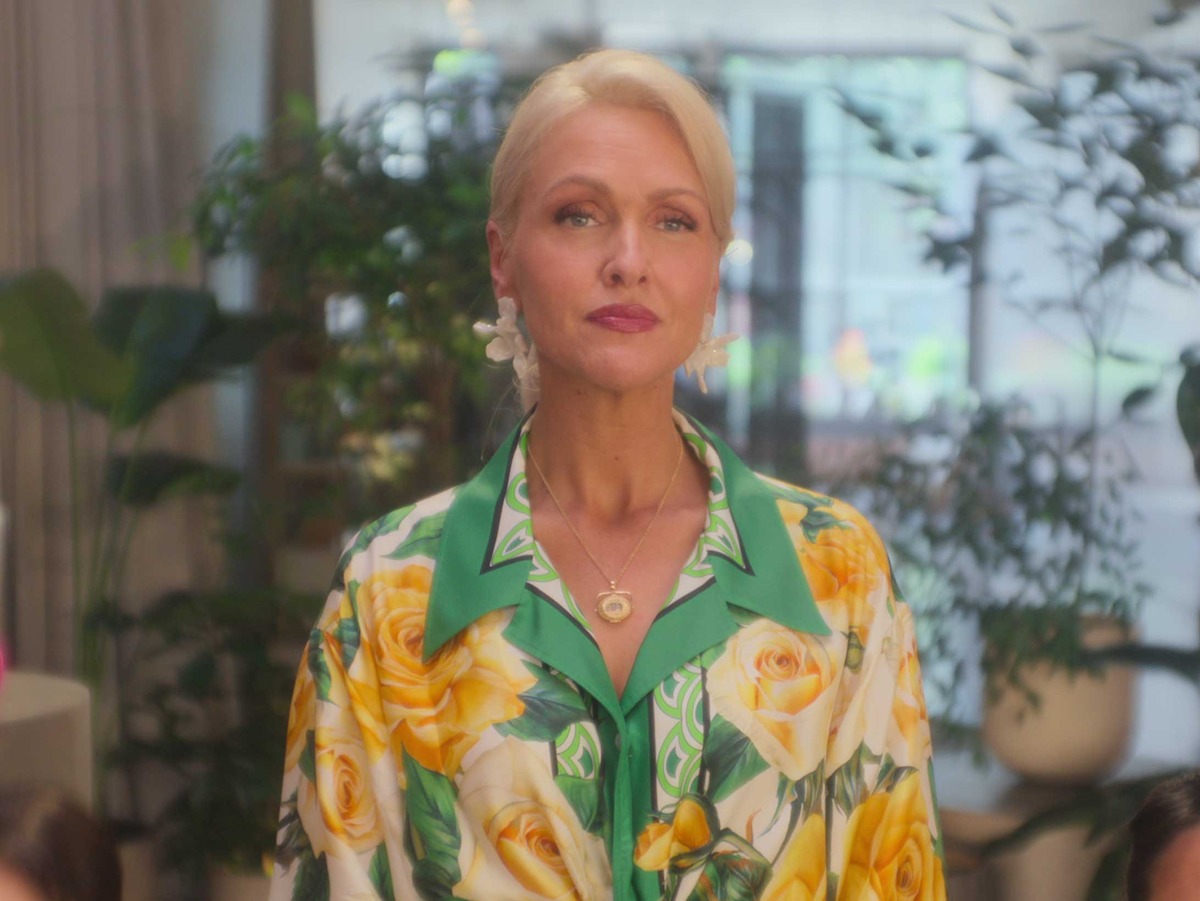 Jenn Lyon as Cloe in ‘Sirens.’