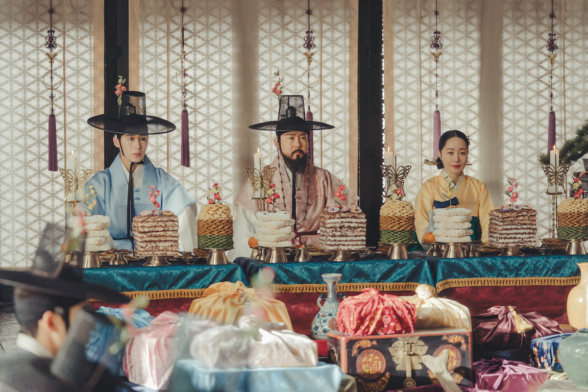 Lee Jae-wook as Hongrang, Park Byung-eun as Yeol-guk, and Uhm Ji-won as Yeon-ui sit in front of a table full of tall desserts in an image from ‘Dear Hongrang.’