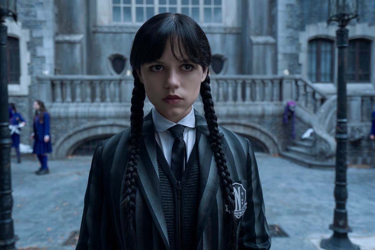 Conheça o elenco e personagens de Wandinha Temporada 2 A segunda temporada de Wandinha finalmente chegou à Netflix trazendo ainda mais mistério, humor sombrio e novos rostos para agitar a Nevermore Academy. Entre o retorno de personagens icônicos da família Addams e a estreia de figuras enigmáticas que prometem virar a vida de Wandinha de cabeça para baixo, a trama mergulha em intrigas sobrenaturais, conflitos familiares e segredos mortais. Jenna Ortega as Wednesday Addams in Season 2 of ‘Wednesday’
