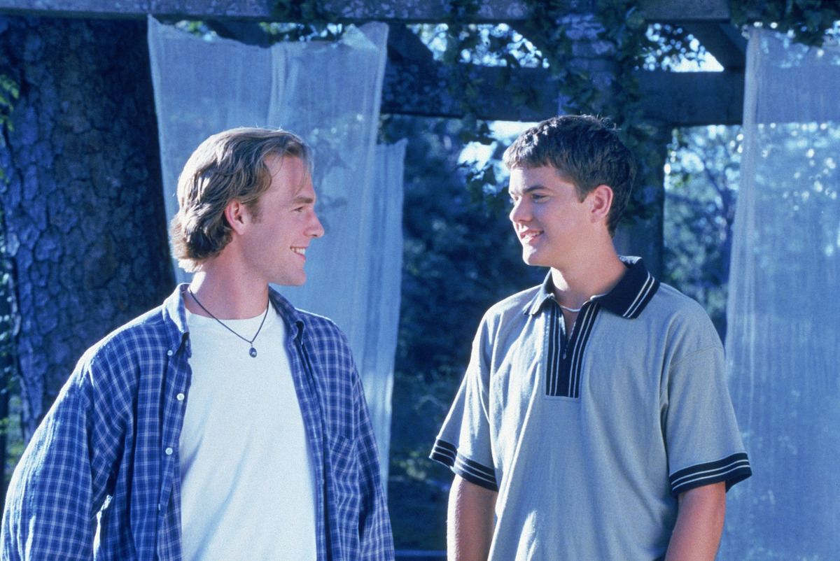 James Van Der Beek as Dawson looks at Joshua Jackson as Pacey.