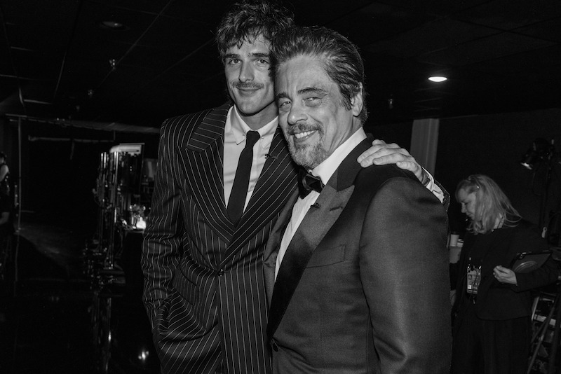 Jacob Elordi and Benicio del Toro pose for a photo.
