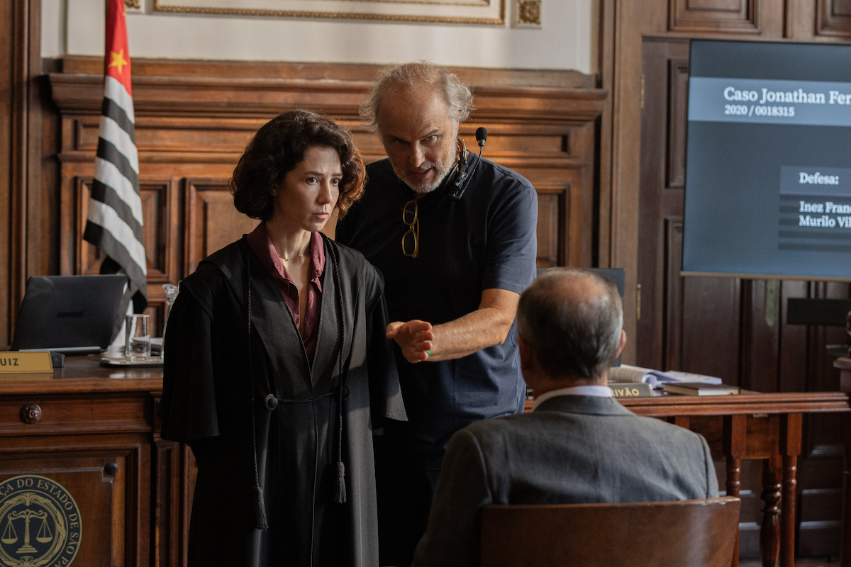 O diretor Luiz Villaça instrui Marjorie Estiano em cena de ‘Habeas Corpus’
