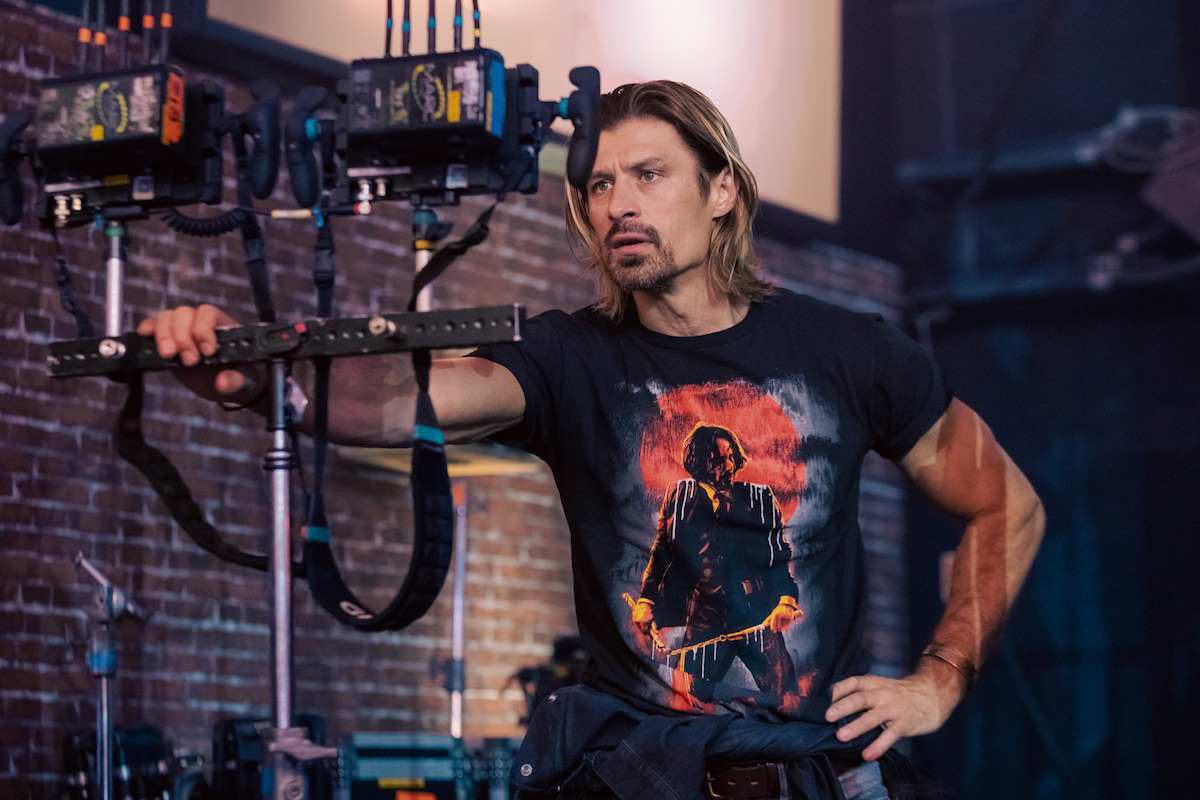 Peter Lee Thomas opera um equipamento no set de Fúria