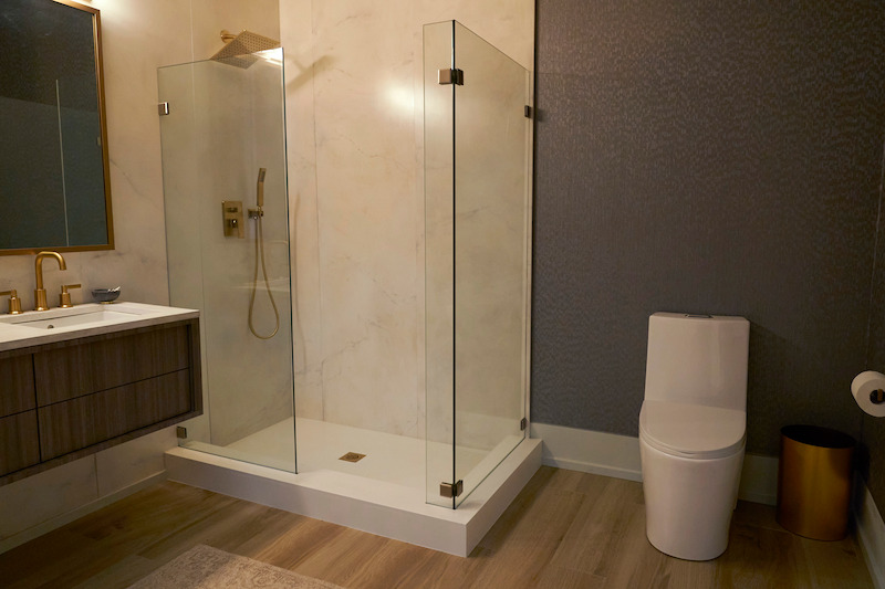 Modern bathroom with enormous glass shower .