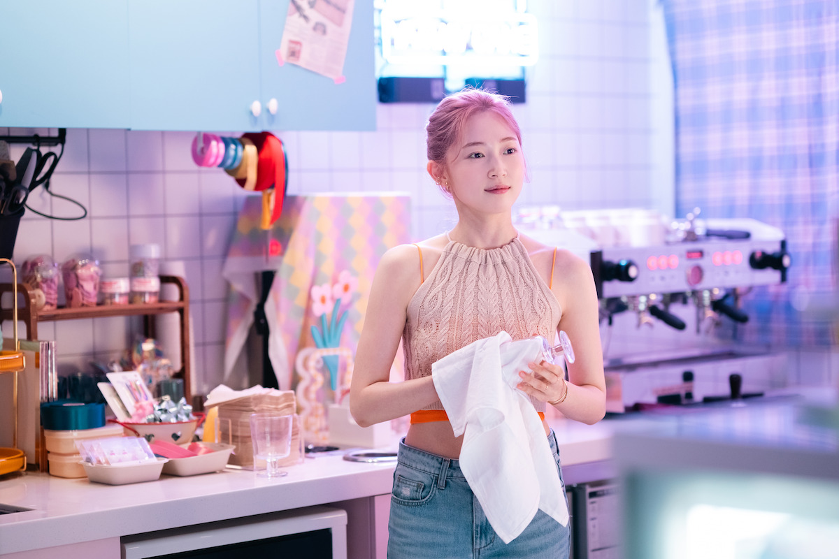 Park Yu-rim as Min-hee drying a glass in the kitchen