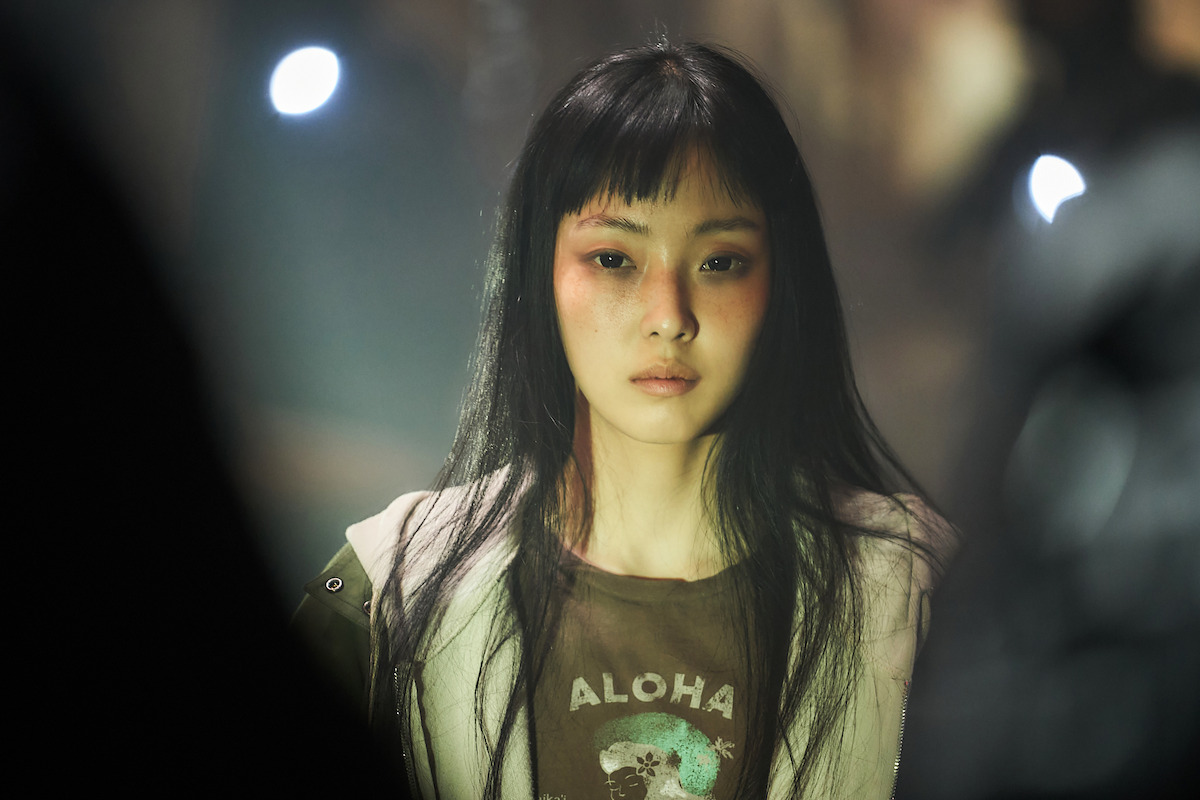 Jeon So-nee as Jeong Su-in stares blankly in a still image from the series ‘Parasyte: The Grey.’