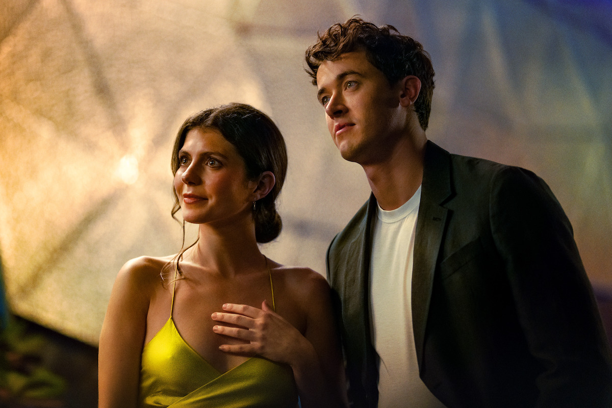 Emily Bader as Poppy and Tom Blyth as Alex in ‘People We Meet on Vacation’