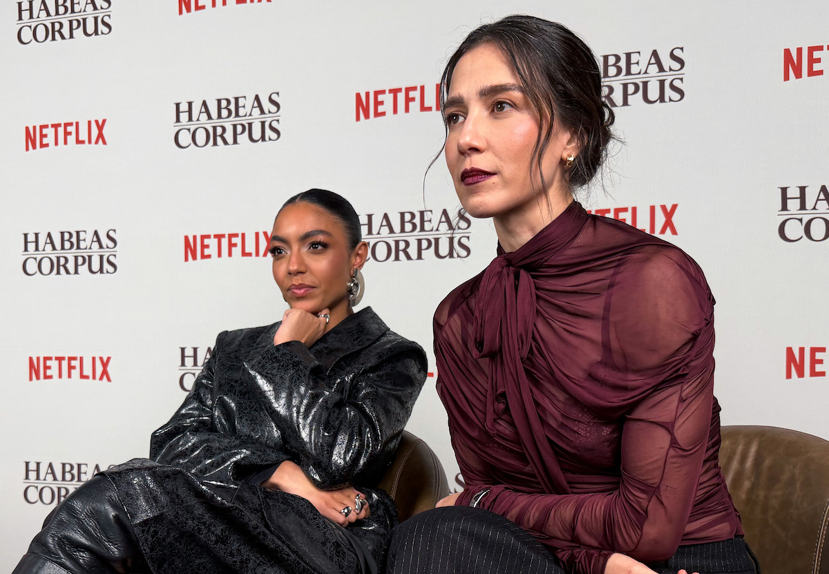 Duas mulheres, as atrizes Marjorie Estiano e Any Gabrielly sentam lado a lado durante uma entrevista