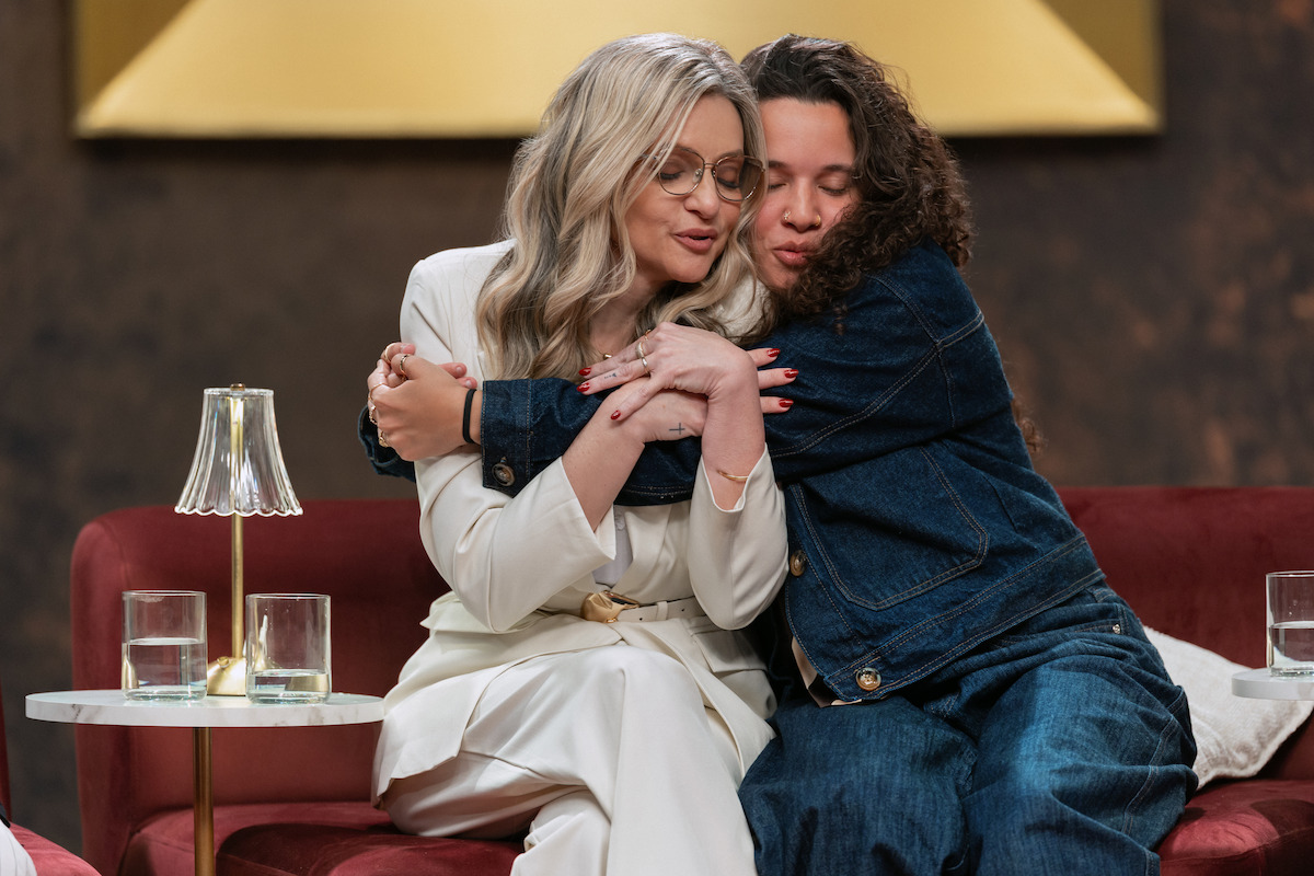 A dupla Mônica e Beatriz, da primeira temporada do reality ‘Sua Mãe Te Conhece?', se abraçam no episódio final