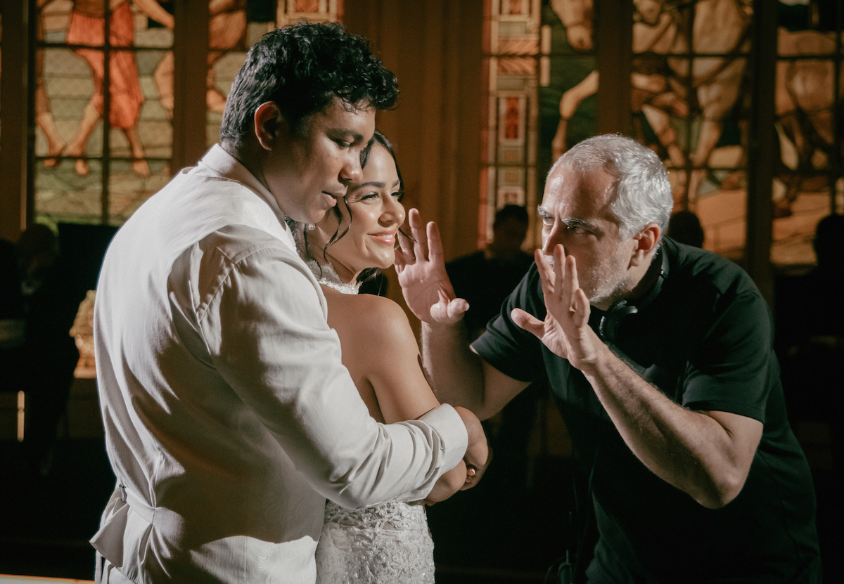 Diretor Heitor Dhalia orienta atores no set de “Os Donos do Jogo”