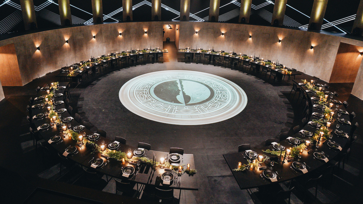 A massive round dining table in 'Culinary Class Wars'.