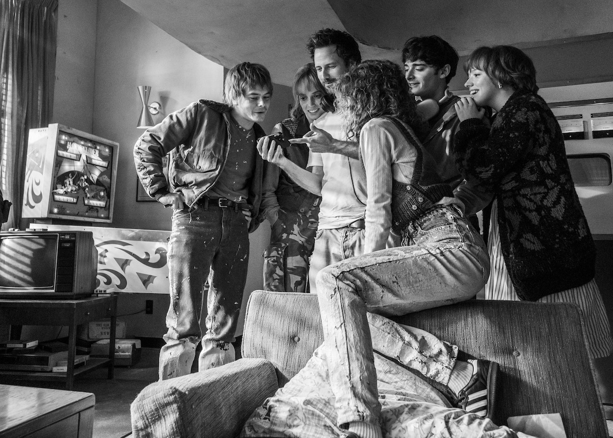 STRANGER THINGS: SEASON 5. (L to R) Charlie Heaton, Maya Hawke, Director/Writer/Producer Ross Duffer, Natalia Dyer, Noah Schnapp, and Amybeth McNulty behind the scenes of Stranger Things: Season 5.