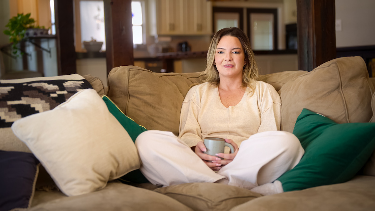 LOVE CON REVENGE. Bridget Phillips in episode 102 of LOVE CON REVENGE. Credit: Courtesy of Netflix/© 2025 Netflix, Inc.